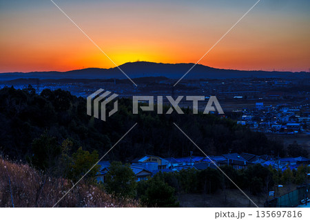 京都南山城 生駒山系に沈んで行く夕日と日没後の美しい夕焼け空 木津川市城山台の美しい夕景① 京都南山城 生駒山系に沈んで行く夕日と日没後の美しい夕焼け空 木津川市城山台の美しい夕景① 135697816