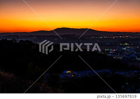 京都南山城　生駒山系に沈んで行く夕日と日没後の美しい夕焼け空　木津川市城山台の美しい夕景④ 135697819