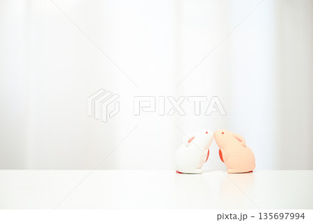 キスするウサギたち 135697994