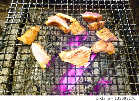 七輪で焼いている軍鶏 135698176