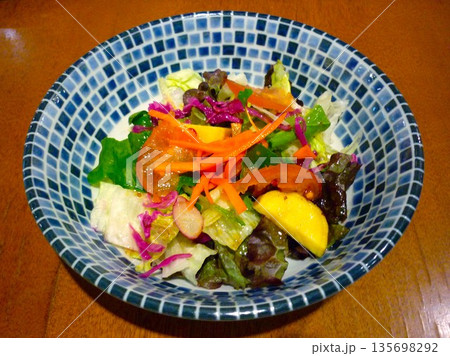 野菜たっぷりのイタリアンサラダ 135698292