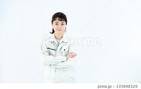 作業着を着た若い女性 135698329