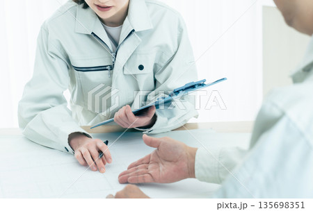 図面を見る現場監督の手元 135698351