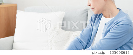 気分が落ち込むシニア女性 135698612