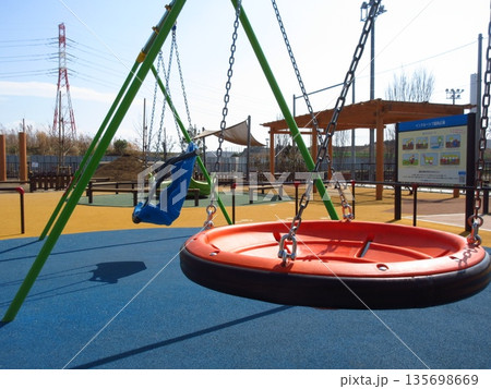 千葉県市川市にある「ぴあぱーく妙典」内の「インクルーシブ遊具広場」 135698669