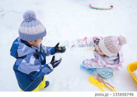 雪遊びをする子供達 135698746