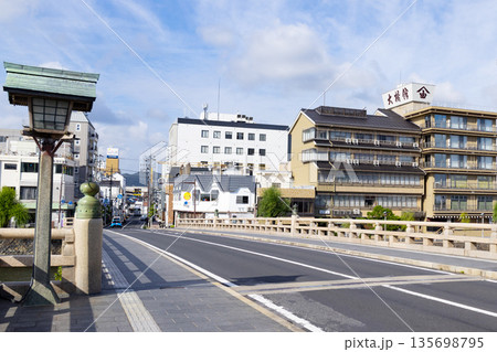 松江大橋と対岸に並ぶ温泉旅館 135698795