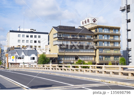 松江大橋と対岸に並ぶ温泉旅館 松江大橋と対岸に並ぶ温泉旅館 135698796