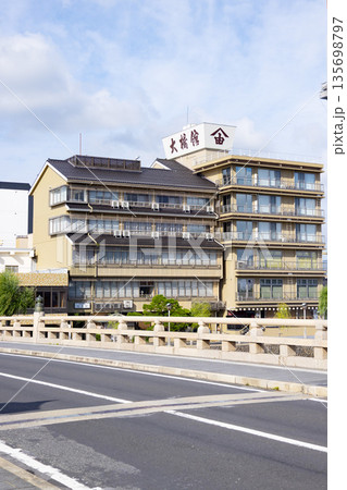 松江大橋と対岸に並ぶ温泉旅館 135698797