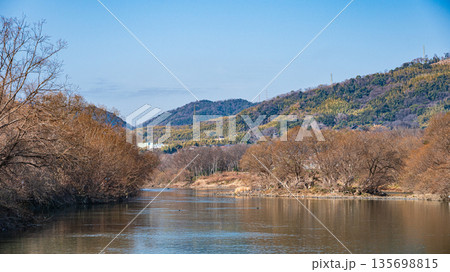 冬の宇治川風景　京都府八幡市 135698815