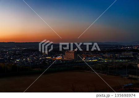 京都南山城 JR木津駅周辺の夕暮れ 木津川市城山台城跡からの眺め① 京都南山城 JR木津駅周辺の夕暮れ 木津川市城山台城跡からの眺め① 135698974
