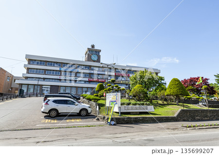 北海道紋別市　晴天の紋別市役所 135699207