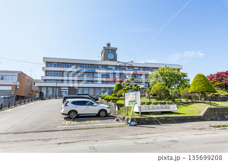 北海道紋別市　晴天の紋別市役所 135699208