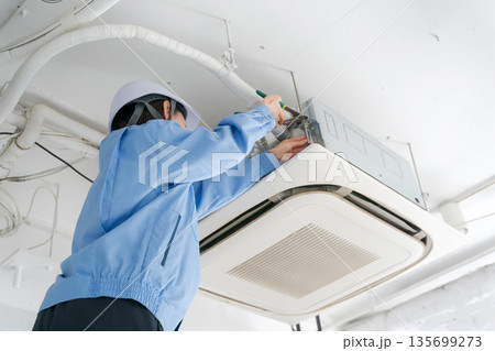 エアコンの点検をする女性作業員 135699273