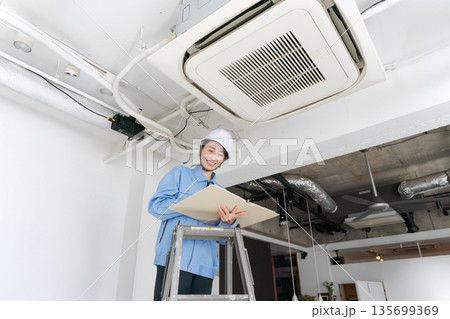 エアコンの点検をする女性作業員 135699369