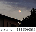 上り始めた月 135699393