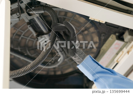 エアコンの点検をする作業員の手元 135699444