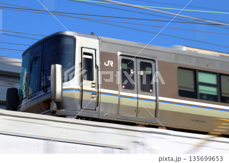 高架線を駆ける新快速電車（兵庫県神戸市） 135699653