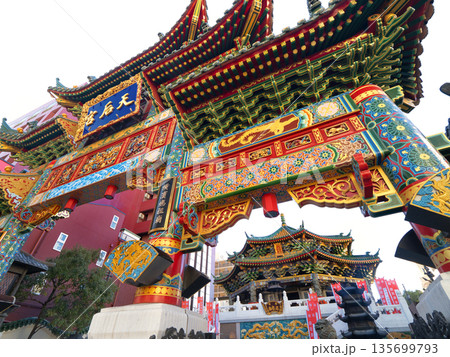 横浜中華街・横濱媽祖廟(天后宮)の牌楼 神奈川県 横浜中華街・横濱媽祖廟(天后宮)の牌楼 神奈川県 135699793