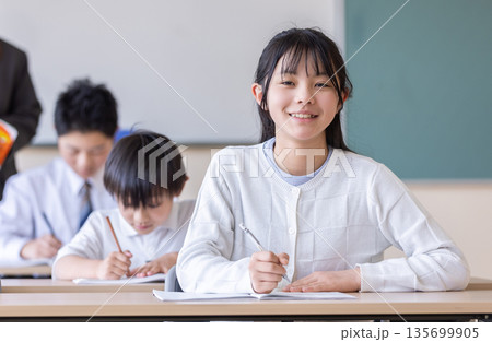 笑顔で学習する子ども 笑顔で学習する子ども 135699905