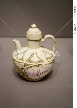 9663　白釉刻花唐草文水差 135699910