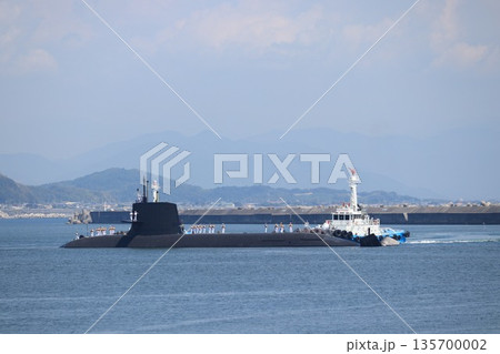 入港中の潜水艦をタグボートがプッシュする 入港中の潜水艦をタグボートがプッシュする 135700002