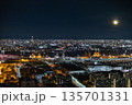 満月が照らす港湾エリアの夜景 135701331