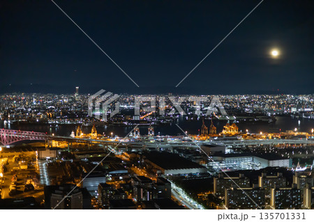 満月が照らす港湾エリアの夜景 135701331