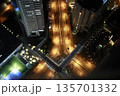 夜の街を俯瞰する都市交差点 135701332