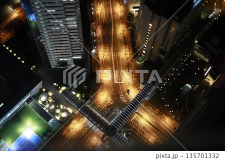 夜の街を俯瞰する都市交差点 夜の街を俯瞰する都市交差点 135701332