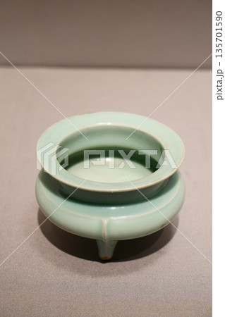 9670　青磁袴腰香炉 135701590