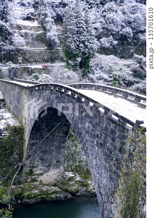 熊本県美里町のシンボル 美しい冬の霊台橋 135701610