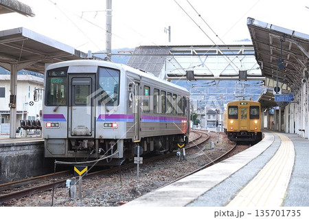 【JR西日本】キハ120形300番台と105系（福塩線：府中駅） 135701735