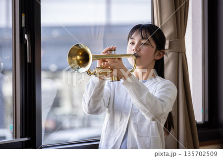 トランペットを吹く小学生 135702509