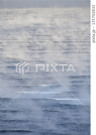 冬の北海道乙部町で海面の気あらしの風景を撮影 135702632