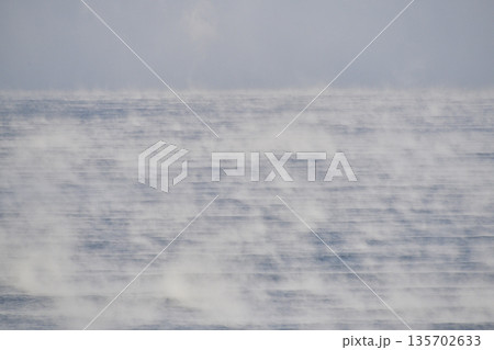 冬の北海道乙部町で海面の気あらしの風景を撮影 135702633