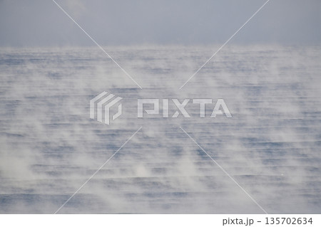 冬の北海道乙部町で海面の気あらしの風景を撮影 135702634