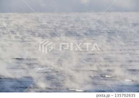 冬の北海道乙部町で海面の気あらしの風景を撮影 135702635