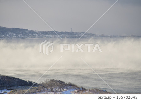 冬の北海道乙部町で海面の気あらしの風景を撮影 冬の北海道乙部町で海面の気あらしの風景を撮影 135702645
