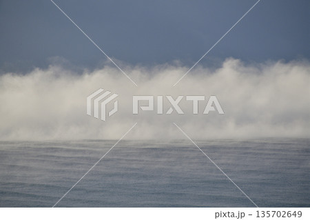 冬の北海道乙部町で海面の気あらしの風景を撮影 冬の北海道乙部町で海面の気あらしの風景を撮影 135702649
