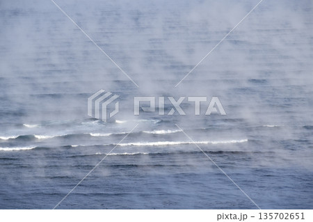 冬の北海道乙部町で海面の気あらしの風景を撮影 冬の北海道乙部町で海面の気あらしの風景を撮影 135702651