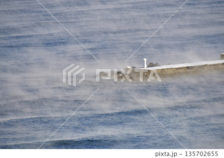 冬の北海道乙部町で海面の気あらしの風景を撮影 135702655