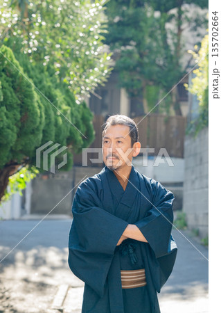 着物を着た男性 135702664