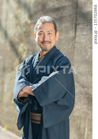 着物を着た男性 着物を着た男性 135702668