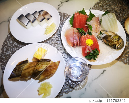 スーパーのお寿司とお刺身 スーパーのお寿司とお刺身 135702843