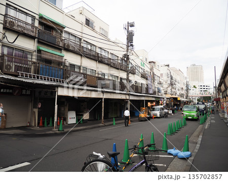 築地場外市場の街並みと道路が見せる市場の表情 築地場外市場の街並みと道路が見せる市場の表情 135702857