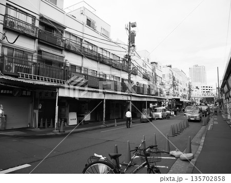 築地場外市場の街並みと道路が見せる市場の表情 築地場外市場の街並みと道路が見せる市場の表情 135702858