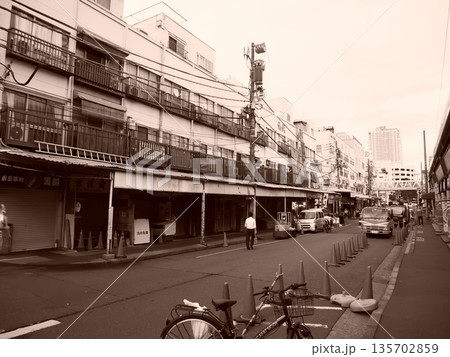 築地場外市場の街並みと道路が見せる市場の表情 築地場外市場の街並みと道路が見せる市場の表情 135702859