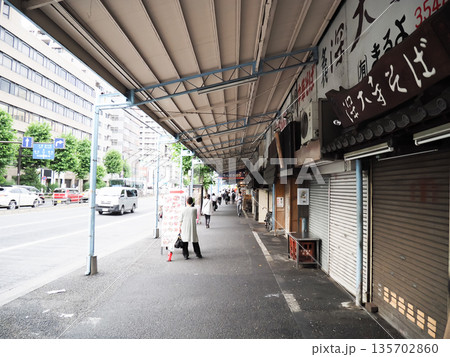 築地場外市場の街並みと道路が見せる市場の表情 築地場外市場の街並みと道路が見せる市場の表情 135702860