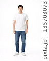 白背景の全身男性モデル 無地Tシャツとデニムのシンプルな人物素材 135703073
